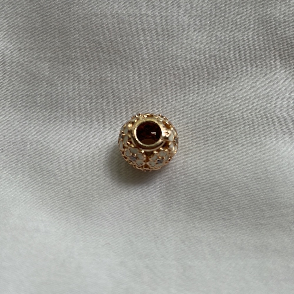 Retired Pandora Rose White Primrose Meadow Charm - Picture 2 of 3